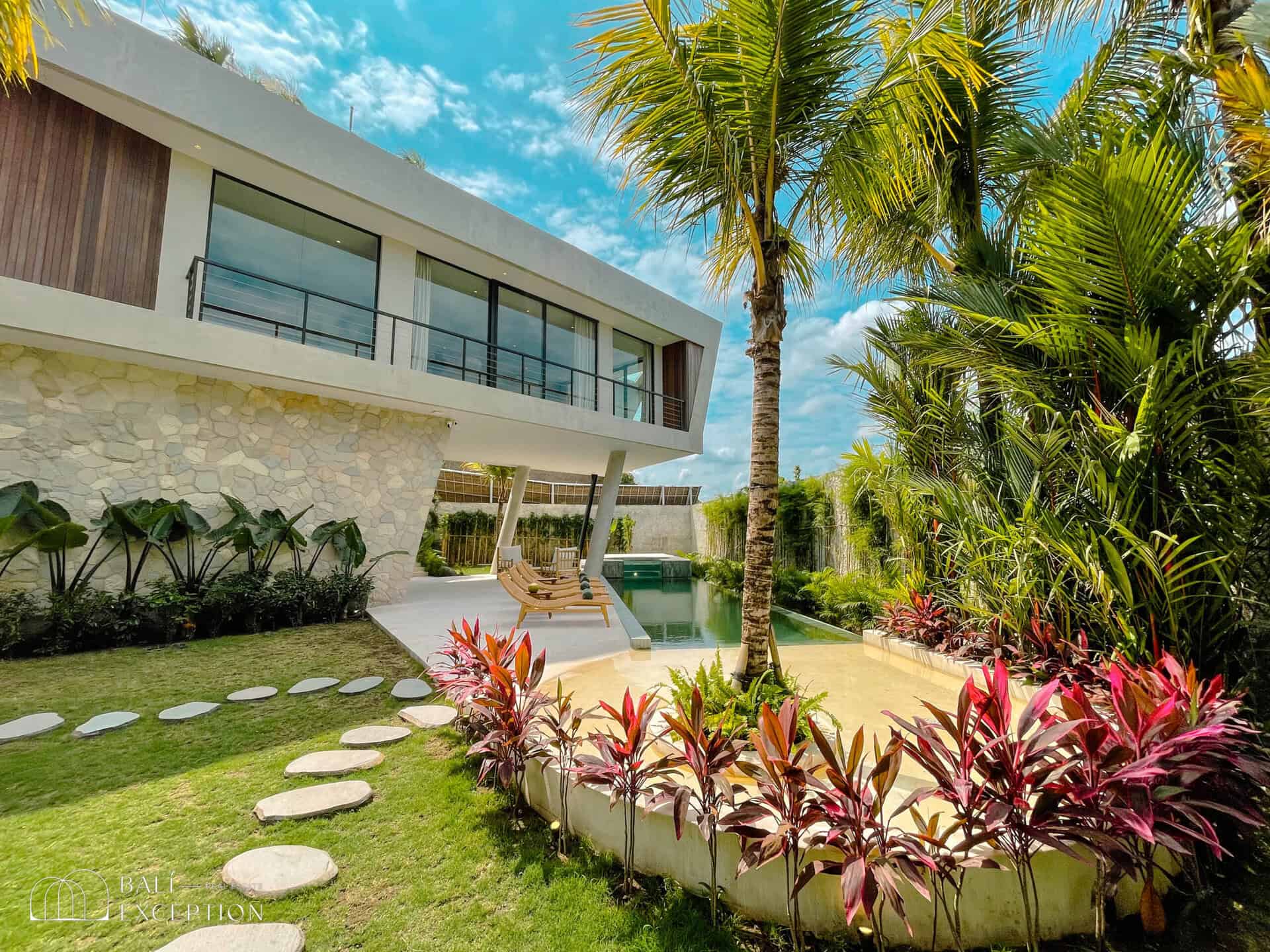 RICE FIELD VIEW 4 BEDROOM VILLA FOR SALE LEASEHOLD IN TUMBAK BAYUH BALI BE-1123 